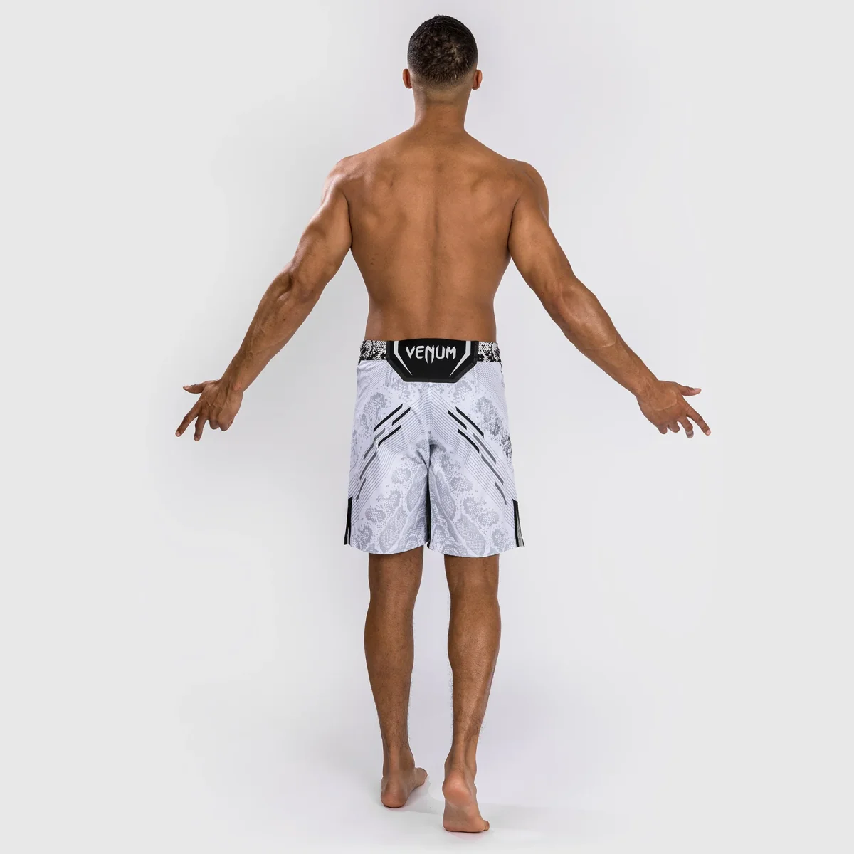 UFC Adrenaline by Venum Personalisierte Authentic Fight Night Herren-Kampfshorts - Lange Passform - Weiß – Bild 7